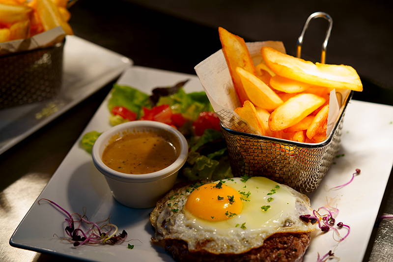 Steack haché oeuf à cheval frites